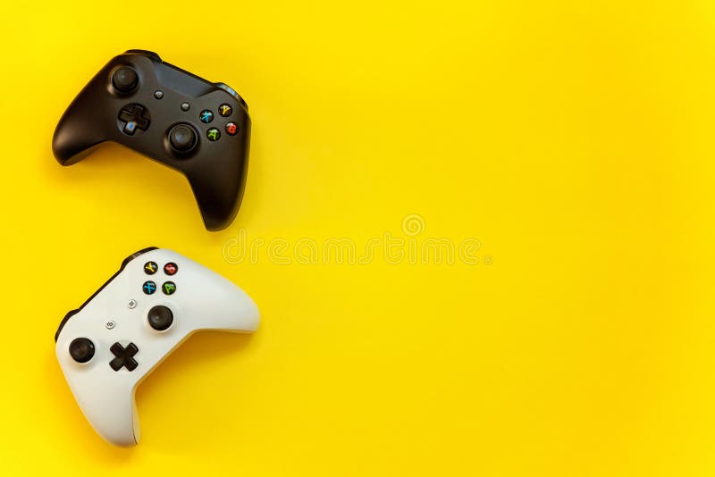 Manche preto e branco no fundo amarelo imagem de stock royalty free Manche preto e branco no fundo amarelo imagem de stock royalty free