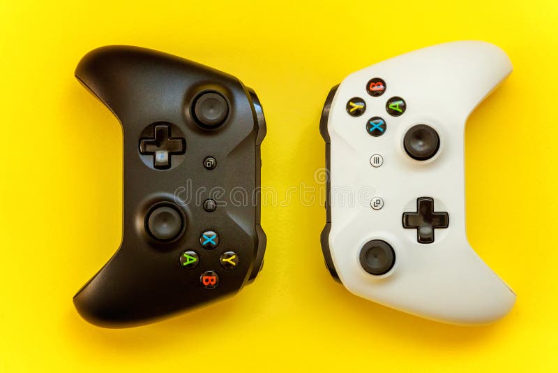 Manche preto e branco no fundo amarelo foto de stock Manche preto e branco no fundo amarelo foto de stock