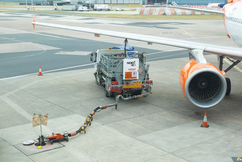 Easyjet Airbus A319-111 aircraft being refueled at Manchester airport terminal royalty free stock photos Easyjet Airbus A319-111 aircraft being refueled at Manchester airport terminal royalty free stock photos