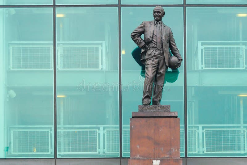 Manchester, R-U - 4 mars 2018 : Sir Matt Busby Statue dans l'avant photographie stock libre de droits Manchester, R-U - 4 mars 2018 : Sir Matt Busby Statue dans l'avant photographie stock libre de droits