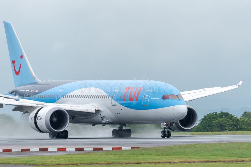 MANCHESTER UK, 30 MAJ 2019: TUI Boeing 787-8 Dreamliner flyg BY2429 fr?n Dubrovnik l?nder p? landningsbanan 23R p? den Manchaeste royaltyfria bilder MANCHESTER UK, 30 MAJ 2019: TUI Boeing 787-8 Dreamliner flyg BY2429 fr?n Dubrovnik l?nder p? landningsbanan 23R p? den Manchaeste royaltyfria bilder