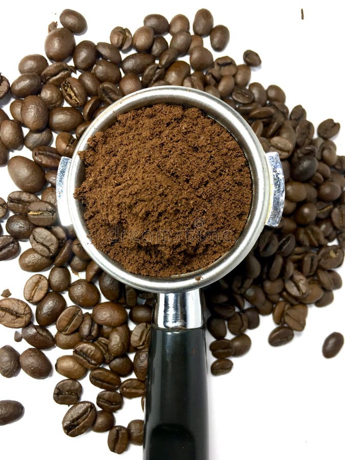 Manchine portafilter кофе с земным кофе на белом фоне и жареного кофейных зерном