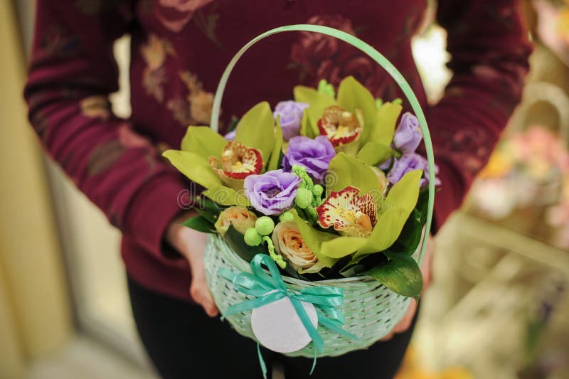 Mand met groene orchideebloemen royalty-vrije stock afbeeldingen Mand met groene orchideebloemen royalty-vrije stock afbeeldingen
