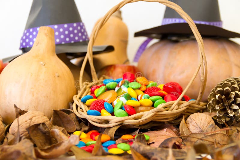 Mand met Halloween-suikergoed en de herfstdecoratie royalty-vrije stock foto's Mand met Halloween-suikergoed en de herfstdecoratie royalty-vrije stock foto's