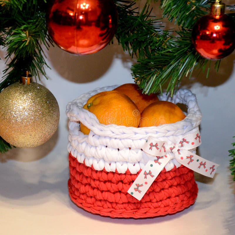 Mand met mandarijnen onder de Kerstboom met rood en yel stock afbeelding Mand met mandarijnen onder de Kerstboom met rood en yel stock afbeelding