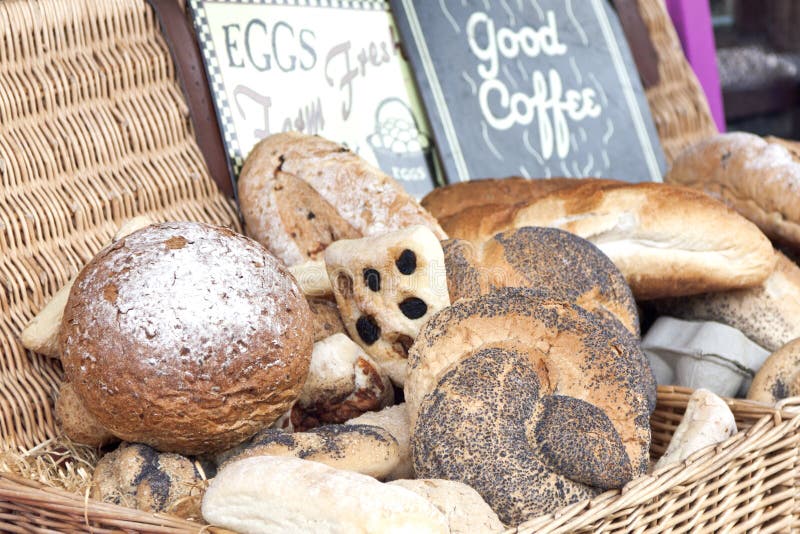 Mand met vers brood royalty-vrije stock afbeelding Mand met vers brood royalty-vrije stock afbeelding