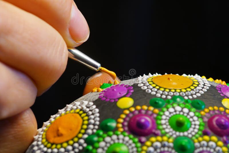 Mão Com O Mehendi Da Hena Da Tatuagem Do Teste Padrão Da Mandala Foto de  Stock - Imagem de tradicional, pintura: 101767822