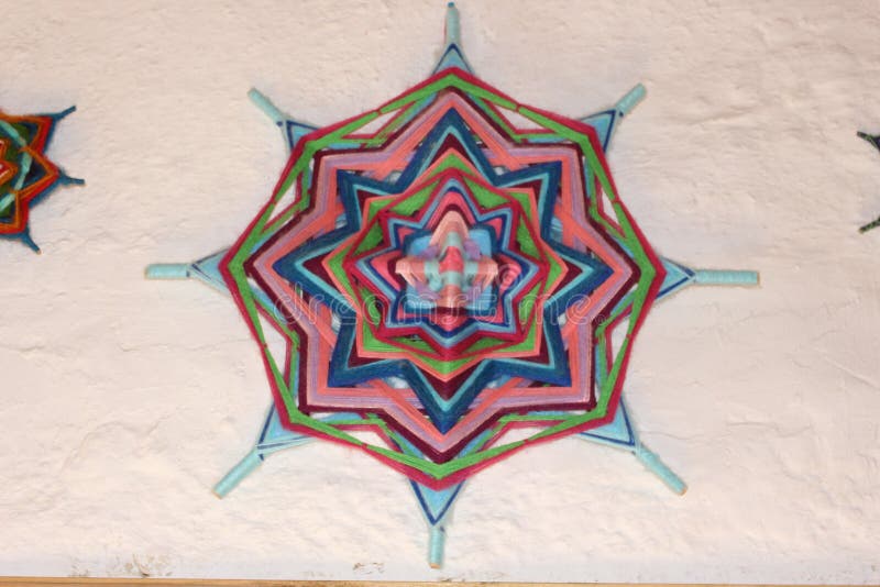 Mandala przynosi szczęście. ręczna mandala wykonana z nici dekoruje dom i tworzy zuchwałość