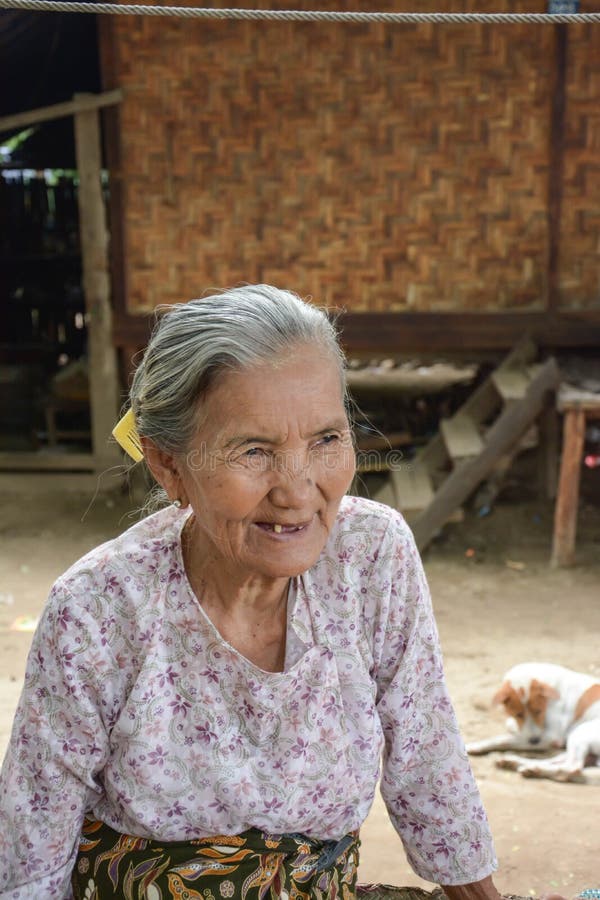 MANDALAY, MYANMAR - 1 DE AGOSTO: El llevar birmano no identificado de las mujeres mayores tradicional con goma del thanaka en la fotografía de archivo libre de regalías MANDALAY, MYANMAR - 1 DE AGOSTO: El llevar birmano no identificado de las mujeres mayores tradicional con goma del thanaka en la fotografía de archivo libre de regalías