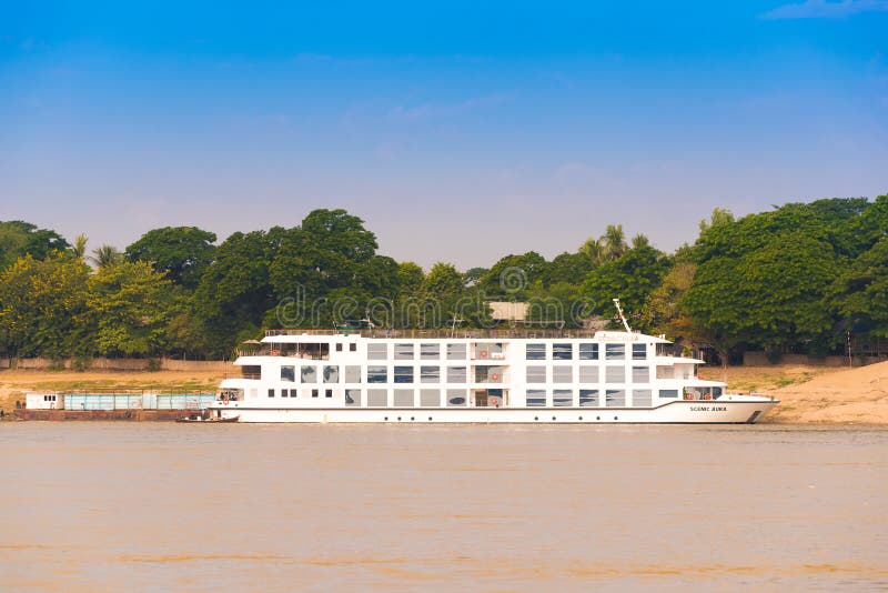MANDALAY, MYANMAR - 1 DE DICIEMBRE DE 2016: Barco turístico cerca de la orilla del río de Irrawaddy, Birmania Copie el espacio pa foto de archivo MANDALAY, MYANMAR - 1 DE DICIEMBRE DE 2016: Barco turístico cerca de la orilla del río de Irrawaddy, Birmania Copie el espacio pa foto de archivo