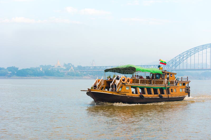 MANDALAY MYANMAR - DECEMBER 1, 2016: Turist- fartyg på floden Irrawaddy, Burma Kopiera utrymme för text royaltyfria bilder MANDALAY MYANMAR - DECEMBER 1, 2016: Turist- fartyg på floden Irrawaddy, Burma Kopiera utrymme för text royaltyfria bilder