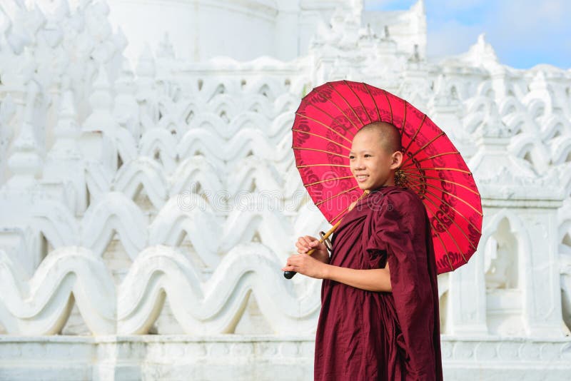 MANDALAY, MYANMAR, - 11 DÉCEMBRE 2017 : Jeunes asiatiques non identifiés photos libres de droits MANDALAY, MYANMAR, - 11 DÉCEMBRE 2017 : Jeunes asiatiques non identifiés photos libres de droits