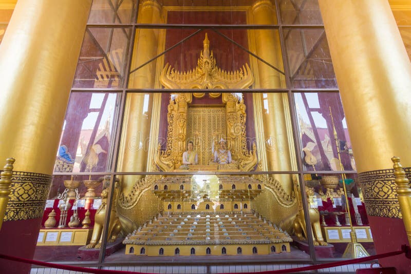 Mandalay, Myanmar - febrero 18,2018: Estatua del rey Mindon y la reina SatKyar Daywi en el palacio de Mandalay imagenes de archivo Mandalay, Myanmar - febrero 18,2018: Estatua del rey Mindon y la reina SatKyar Daywi en el palacio de Mandalay imagenes de archivo