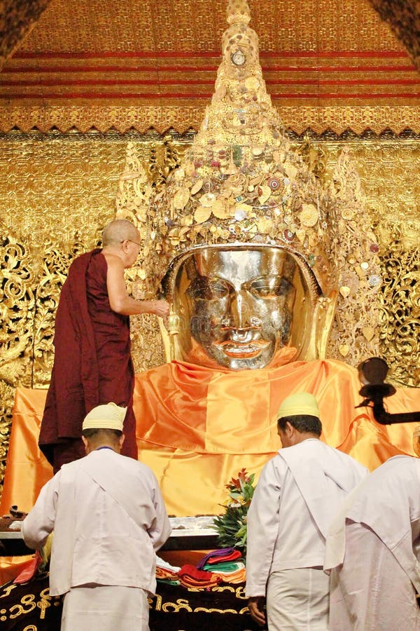 MANDALAY, MYANMAR - FEBRUAR 3,2018: Der ältere Mönch, der von der Gesichtswäsche zu Bild Mahamuni Buddha an Mahamuni-Tempel ist, stockbilder MANDALAY, MYANMAR - FEBRUAR 3,2018: Der ältere Mönch, der von der Gesichtswäsche zu Bild Mahamuni Buddha an Mahamuni-Tempel ist, stockbilder