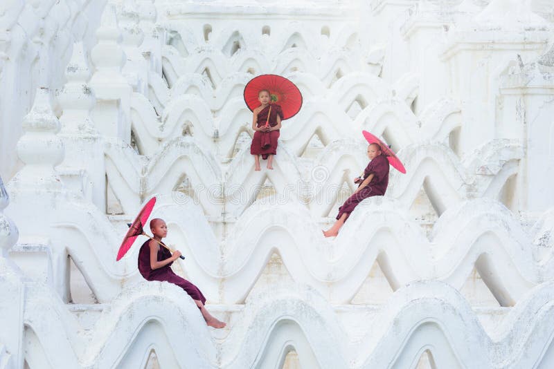 MANDALAY, MYANMAR, - GRUDZIEŃ 11, 2017: Niezidentyfikowani Azjatyccy potomstwa obraz royalty free MANDALAY, MYANMAR, - GRUDZIEŃ 11, 2017: Niezidentyfikowani Azjatyccy potomstwa obraz royalty free