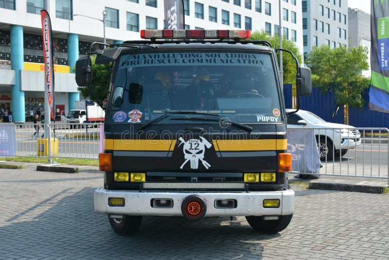 Mandaluyong Squadron brandbil vid Bumper till Bumper 15 bilshow royaltyfri fotografi Mandaluyong Squadron brandbil vid Bumper till Bumper 15 bilshow royaltyfri fotografi