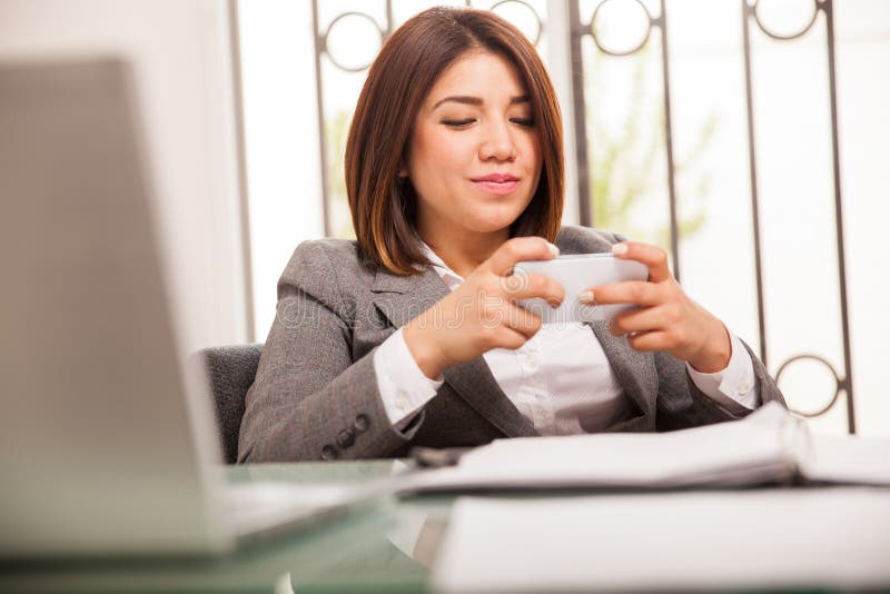 Mandando un sms alle ore di lavoro fotografia stock libera da diritti Mandando un sms alle ore di lavoro fotografia stock libera da diritti