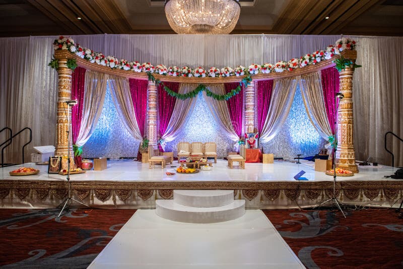 Mandap indiano di nozze con i fiori e la decorazione immagine stock