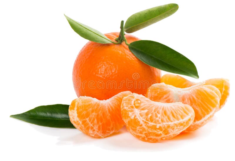 Mandarine non épluchée avec des feuilles et des tranches de vert photographie stock libre de droits Mandarine non épluchée avec des feuilles et des tranches de vert photographie stock libre de droits