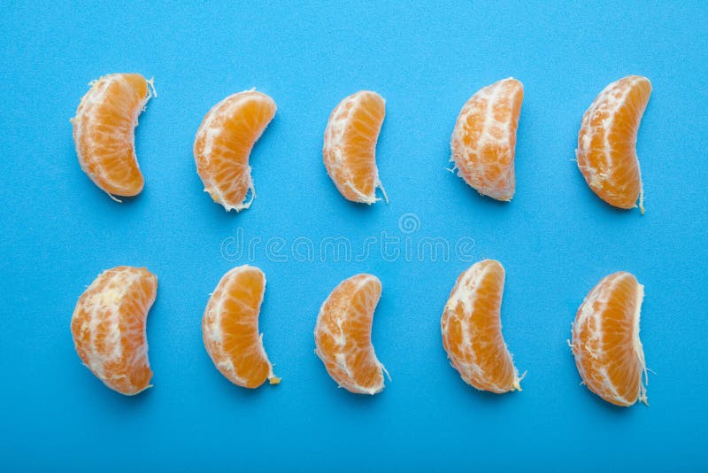 Mandarine plak op blauwe achtergrond Reeks van rijpe mandarine plak royalty-vrije stock foto's Mandarine plak op blauwe achtergrond Reeks van rijpe mandarine plak royalty-vrije stock foto's