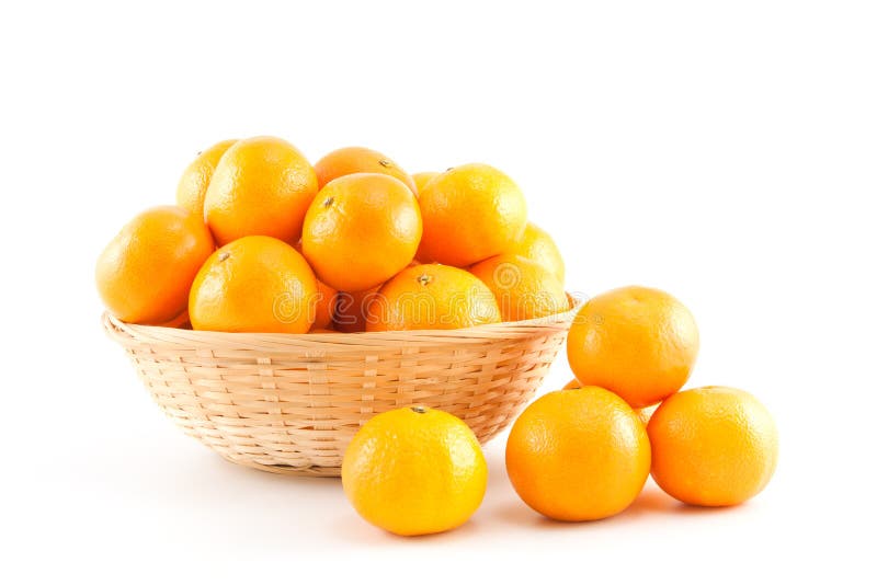 Mandarines en y hacia fuera la cesta fotos de archivo Mandarines en y hacia fuera la cesta fotos de archivo