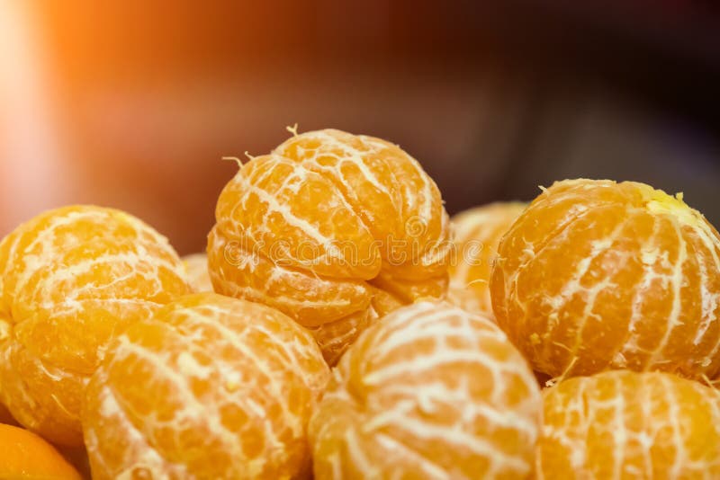 Mandarines sans peau sur la table photos libres de droits Mandarines sans peau sur la table photos libres de droits