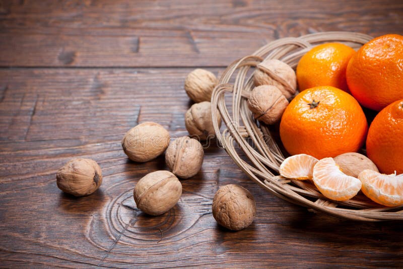 Download Mandarines Sur La Table En Bois Photo stock - Image du rafraîchissement, citron: 56476456