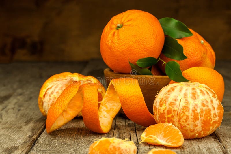Mandarini freschi sul bordo di legno anziano Frutti esotici sani Stia l'alimento a dieta Mandarino sulla tavola