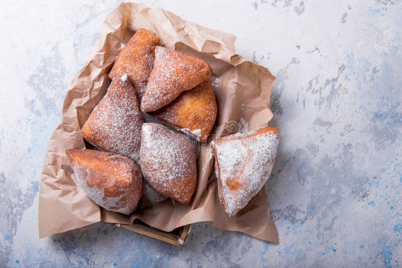 Mandazi ist ein leicht süßes East African Street Food. Horizontale obere Ansicht von oben stockbild Mandazi ist ein leicht süßes East African Street Food. Horizontale obere Ansicht von oben stockbild