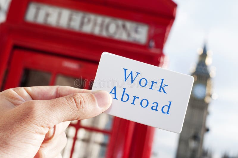 Mande un SMS al trabajo en el extranjero en un letrero con Big Ben en el backgrou fotografía de archivo libre de regalías Mande un SMS al trabajo en el extranjero en un letrero con Big Ben en el backgrou fotografía de archivo libre de regalías