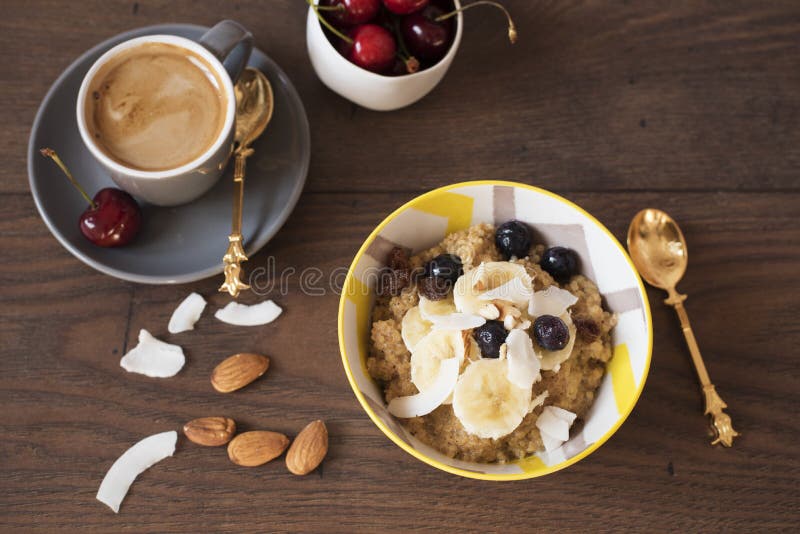 Mandel-Milch-Quinoa mit frischen Früchten, Kirschen und Kaffee Gesundes Frühstück, Lebensstil-Konzept Beschneidungspfad eingeschl lizenzfreies stockbild Mandel-Milch-Quinoa mit frischen Früchten, Kirschen und Kaffee Gesundes Frühstück, Lebensstil-Konzept Beschneidungspfad eingeschl lizenzfreies stockbild