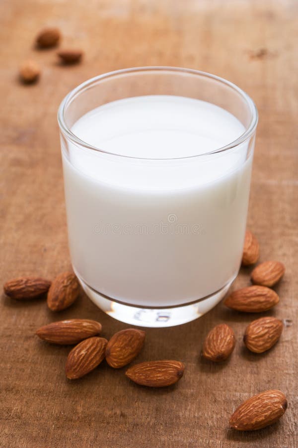 Mandelmilch und Mandel auf Holztisch stockfotos Mandelmilch und Mandel auf Holztisch stockfotos