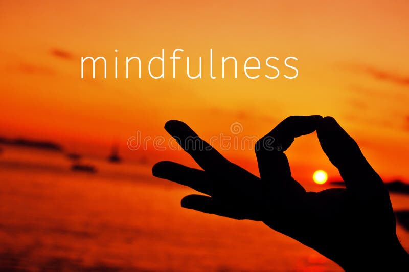 Mandi un sms alla consapevolezza ed alla mano in mudra gyan al tramonto fotografia stock Mandi un sms alla consapevolezza ed alla mano in mudra gyan al tramonto fotografia stock