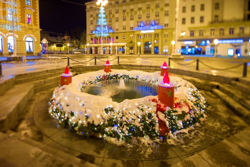 Mandusevacfontein bij nacht, met komstkroon die wordt verfraaid zagreb Kroatië stock fotografie Mandusevacfontein bij nacht, met komstkroon die wordt verfraaid zagreb Kroatië stock fotografie