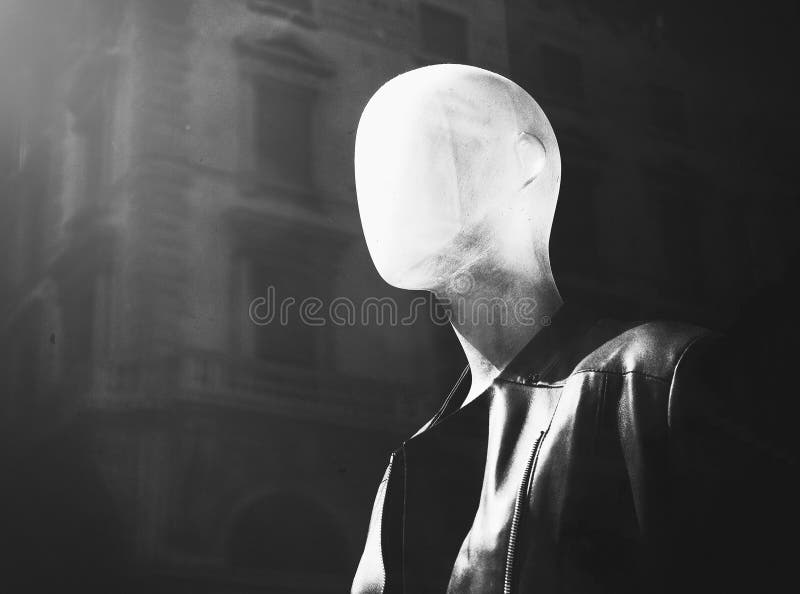 Manechin masculin într-o vitrină royalty free stock images