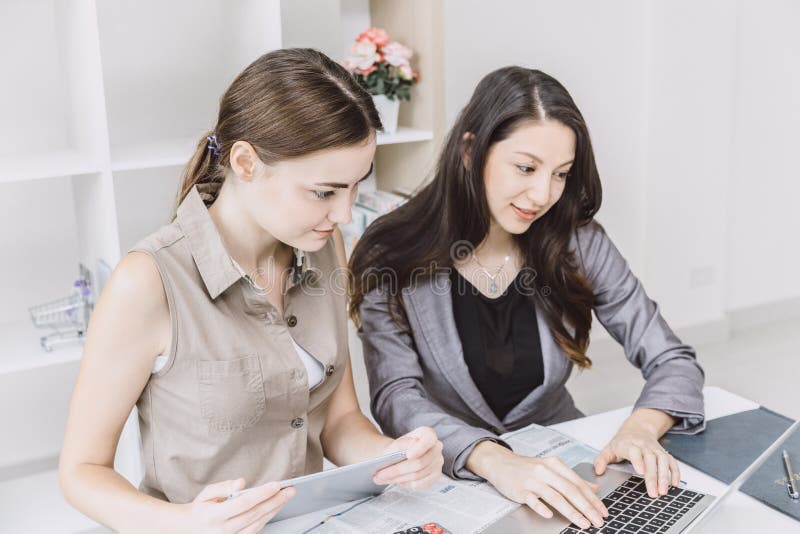 Maneger que ense?a al nuevo empleado a aprender nuevo trabajo imágenes de archivo libres de regalías Maneger que ense?a al nuevo empleado a aprender nuevo trabajo imágenes de archivo libres de regalías