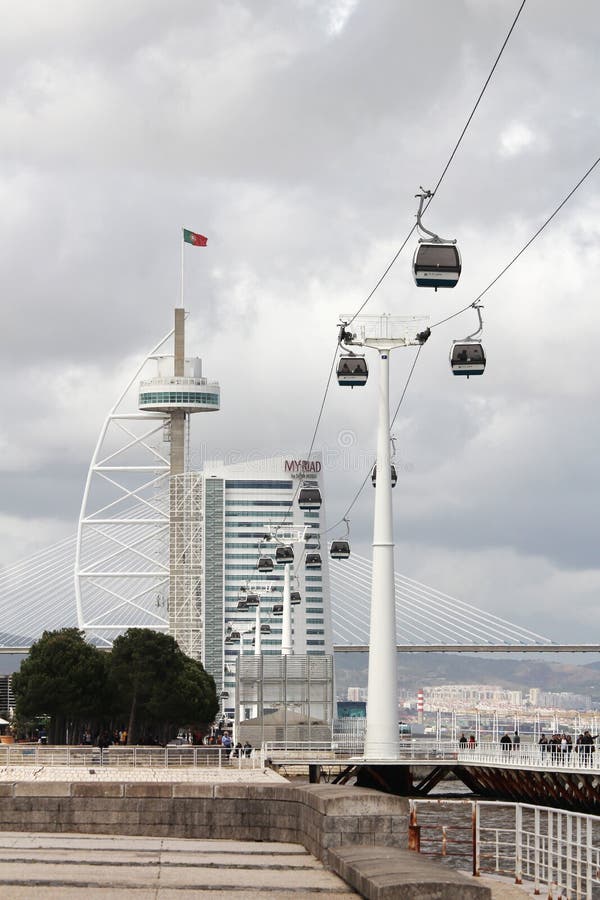 A maneira de cabo e a ponte de Vasco Da Gama nas nações estacionam em Lisboa, Portugal imagens de stock A maneira de cabo e a ponte de Vasco Da Gama nas nações estacionam em Lisboa, Portugal imagens de stock