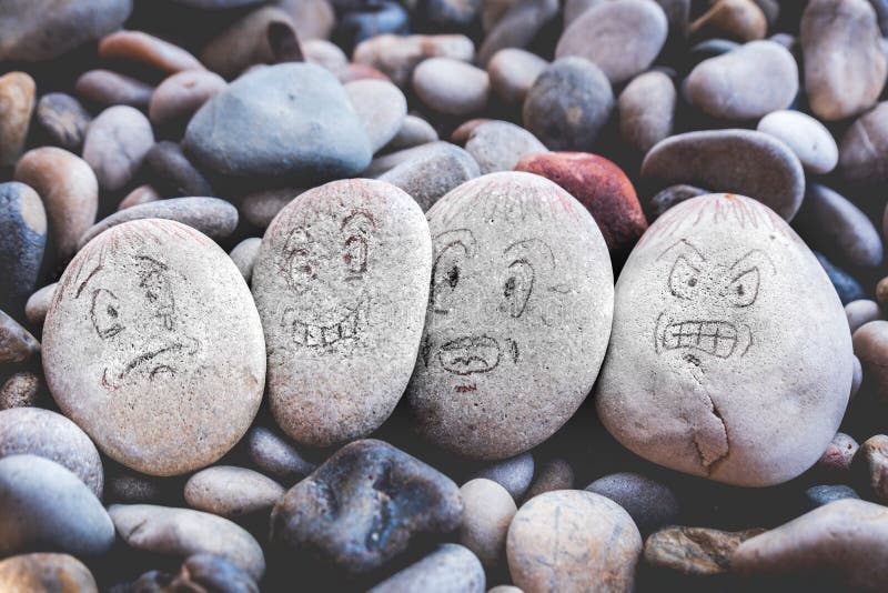 Manejando emociones las caras emojis sobre piedras - triste, feliz, sorprendido sentimientos de preocupación y enojo atrae