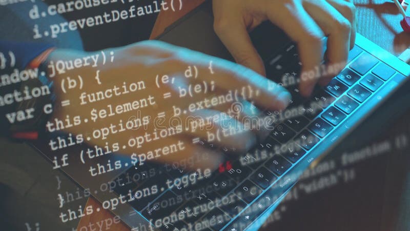 Manen hacker eller programmerare som kodifierar på bärbara datorn
