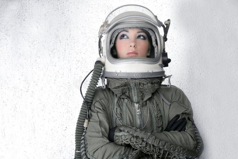 Manera de la mujer del casco de la nave espacial del astronauta de los aviones