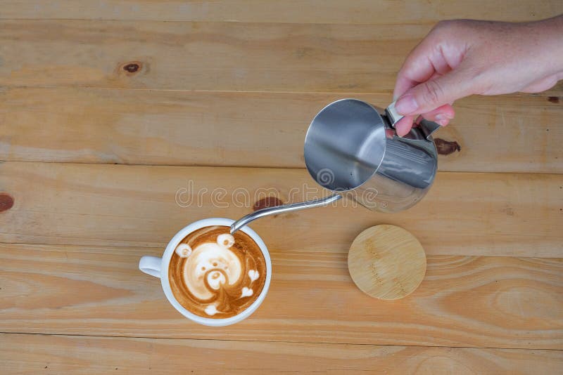 Manevrarea oțelului cu țeavă lungă, turnarea ceainului cu nămol stock photo