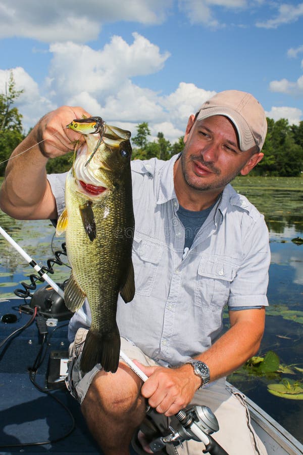 Manfiskeliljan vadderar för Largemouth bas arkivbilder