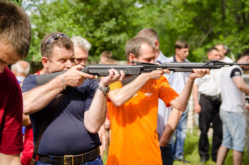 Manfors från pneumatiska vapen i konkurrens arkivbild Manfors från pneumatiska vapen i konkurrens arkivbild
