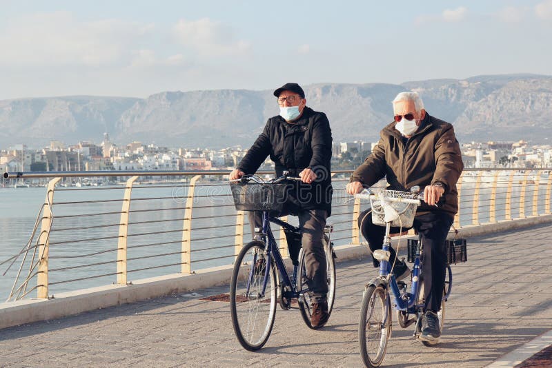 hommes à bicyclette