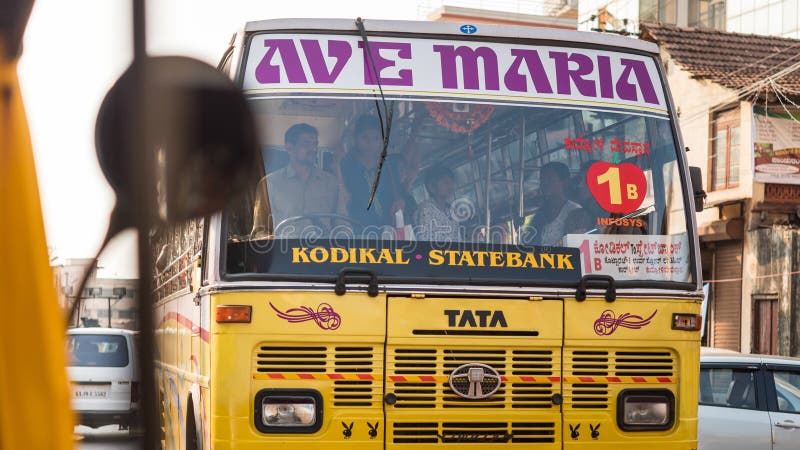 Mangalore, Karnataka / India: un autobus pubblico della Indian Tata Motors decorato con l'iscrizione 'Ave Maria' e il logo di Pla fotografia stock Mangalore, Karnataka / India: un autobus pubblico della Indian Tata Motors decorato con l'iscrizione 'Ave Maria' e il logo di Pla fotografia stock