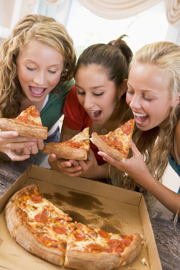 mangeant de la pizza de filles d'adolescent images stock mangeant de la pizza de filles d'adolescent images stock