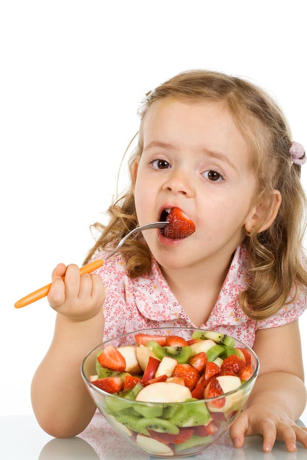 Mangeant La Fille De Fruit Peu De Salade Photo stock Image du closeup