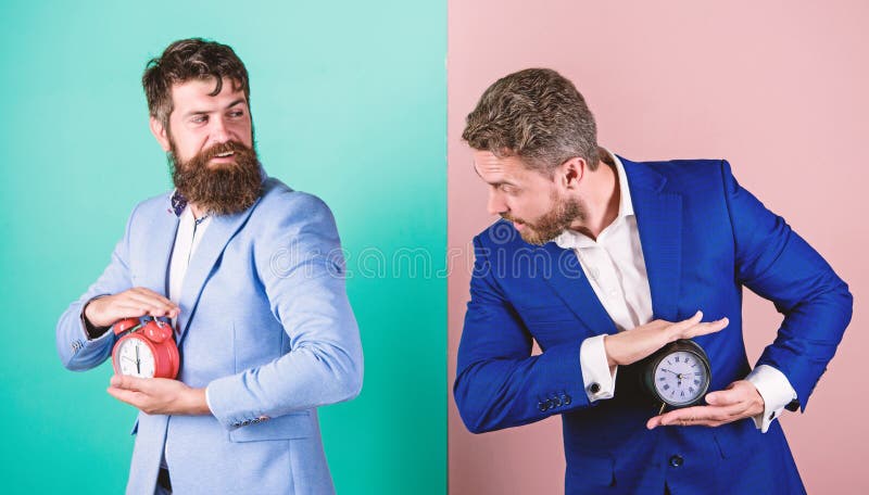 Mangel an Selbstdisziplin im Zeitmanagement f?hrt Leute zu z?gern Steuerung und Disziplin Manngesch?ft formal lizenzfreie stockfotos Mangel an Selbstdisziplin im Zeitmanagement f?hrt Leute zu z?gern Steuerung und Disziplin Manngesch?ft formal lizenzfreie stockfotos