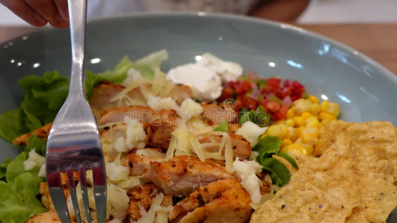 Manger à la mexicaine salade saine poulet grill avec salsa de fromage de chaux et crème aigre vue du haut banque de vidéos