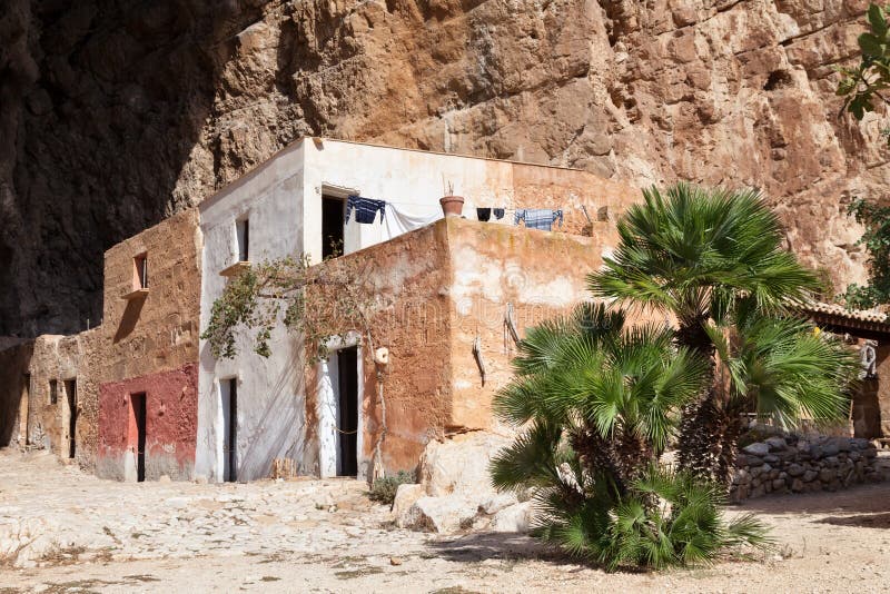 Mangiapane cave, Sicily : a village in a cavern